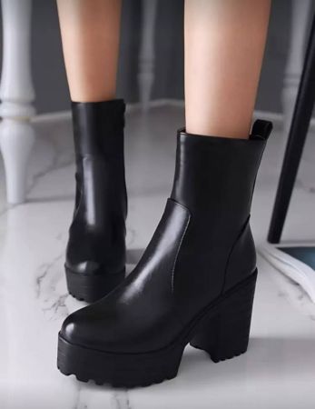 بوت كلاسيكية سميكة ذات طراز بسيط، مثالية مع البنطلونات، بوت نسائية سوداء عصرية تتناسب مع السراويل الضيقة