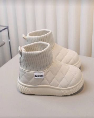 زوج واحد من أحذية الشتاء المبطنة للأطفال البنات خفيفة الوزن ومرنة مانعة للانزلاق ودافئة للزحف