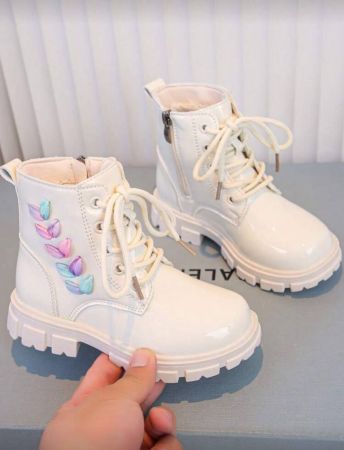 زوج واحد من الأحذية العصرية الجديدة ذات الخطوط المنسوجة الملونة