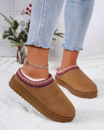 نعال نسائية دافئة وممتعة للخريف/الشتاء 2025، مبطنة بفرو ناعم، كعب منخفض، قاع مسطح