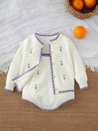 مجموعة من قطعتين من SHEIN، سترة كارديجان مطرزة باللون العاجي مع بدلة جسم للبنات الصغار، تتميز بتصميم أنيق وجذاب.