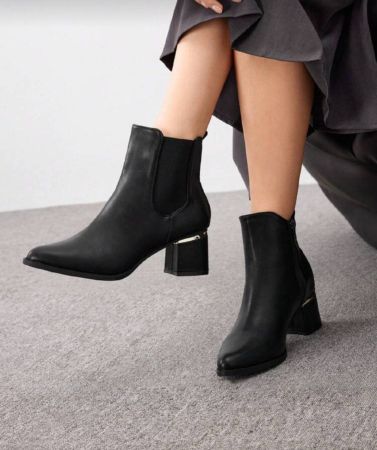 CUCCOO BIZCHIC بوت نسائية ذات رؤوس مدببة، مزينة بنقشات معدنية باللون الأسود، جزمات كاحلية متعددة الاستخدامات للربيع والخريف، بوت صيفية أنيقة للأعمال والأناقة اليومية ولإجازات الربيع والعطلات