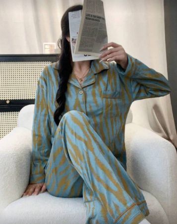 مجموعة بيجامة للنساء تتكون من ملابس علوية كم طويل مفتوحة بأزرار وبنطال، مصممة بشريط غير متماثل، أناقة وأزياء عصرية للاستخدام اليومي، مجموعة قطعتين، ملابس خريفية