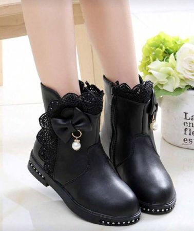 زوج من بوت الكاحل بالدانتيل الكلاسيكي مع اللؤلؤ للفتيات