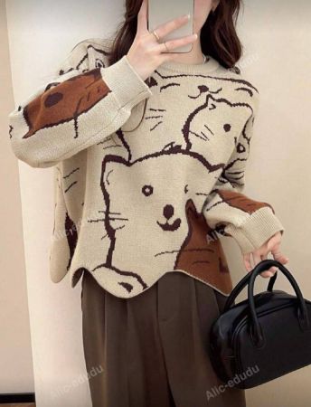 بلوزة رقبة دائرية غير متماثلة مع تزيين شكل الدب، أكمام طويلة