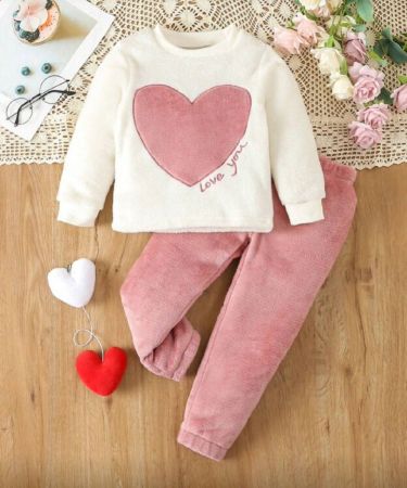 طقم بجامة منسوجة من الفلانيلة بتطريز على شكل القلب والحروف للفتيات