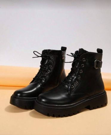 بوت أسود بتصميم رقعي، بوت دراجة نارية، كنزة صوفية بتصميم رقعي