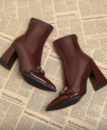 بوت بوت برقبة قصيرة ذو كعب سميك وأنيق بلون أحمر ذو رؤوس مدببة ، موضة بوت نسائية للخريف والشتاء موسم ربيع 2024