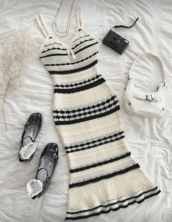 Soleia فستان زلق مضلع أبيض وأسود مصنوع من الصوف للعطلة