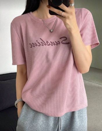 DAZY تي شيرت بأكمام قصيرة للنساء مطبوع عليه حرف، يتميز بياقة دائرية وملمس، بتصميم فضفاض مناسب للصيف