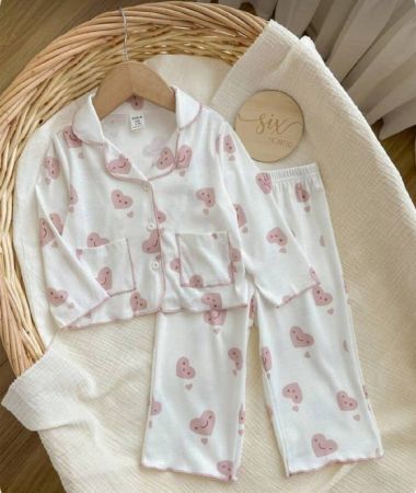 مجموعة بيجامة عادية للبنات الصغيرات مكونة من 2 قطعة قميص طويل الأكمام بياقة منحرفة مزين بشكل قلب وسروال طويل فضفاض