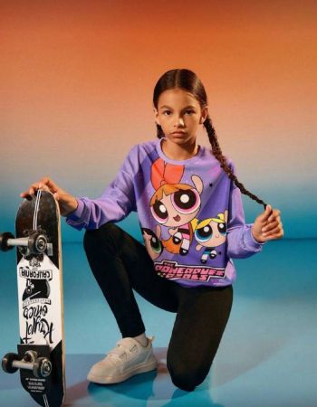 THE POWERPUFF GIRLS X SHEIN طقم بلوزة رياضية بياقة مستديرة ذات طباعة كرتونية أنيقة باللون البنفسجي ولباس ضيق بطباعة حرف أسود للبنات المراهقات