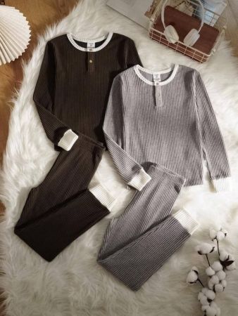 طقم بيجامة للمراهقين من SHEIN للأولاد، مكون من 4 قطع، قصة ضيقة، ألوان متباينة، رقبة دائرية، أزرار عند الأكمام والحاشية، بلوزة بأكمام طويلة وبنطلون من الصوف الناعم الدافئ، مناسب للخريف/الشتاء باللون البني