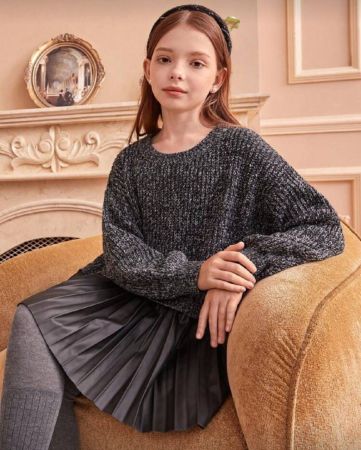 SHEIN فستان كنزة صوفية مُحبوك للفتيات المراهقات في فصل الخريف والشتاء وأعياد الميلاد وحفلات الهالوين. بألوان أسود ورمادي مع إيحاءات، وتقنية حياكة فريدة. تُظهر تقنية الحياكة سحرًا شخصيًا وحيويًا أنيقًا، مما يرفع من الشعور بالجودة الإجمالية. قماش ناعم للدفء والراحة على البشرة. يتميز الفستان بالتصميم المرقع مع خامة شبيهة بالجلد من البولي يوريثان، مما يُظهر حرفية مدروسة. مناسب للارتداء لفترات طويلة، مريح وطبيعي. مثالي للمدرسة والخروجات والحفلات وحفلات الهالوين وما إلى ذلك.'