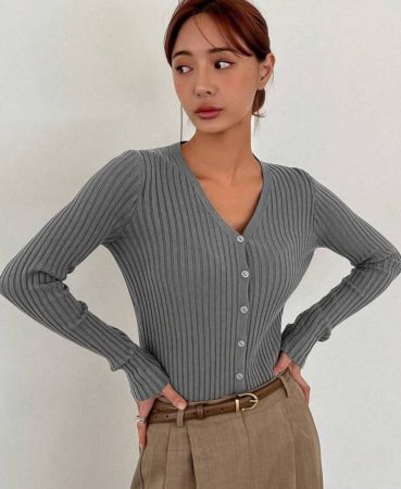 DAZY حاكة منفذ صدر على شكل V عادية المرأة متوافقة لونها أحادي ، برقبة مضغوطة ، محبوكة بقماش معتدل الوزن ، متنوع الاستخدامات