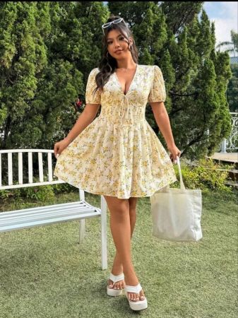 فستان صيفي من SHEIN EZwear بمقاس كبير مزين بنقشة زهور صغيرة باللون الأصفر وأكمام منفوخة، بتصميم رومانسي للعطلات، صيفي