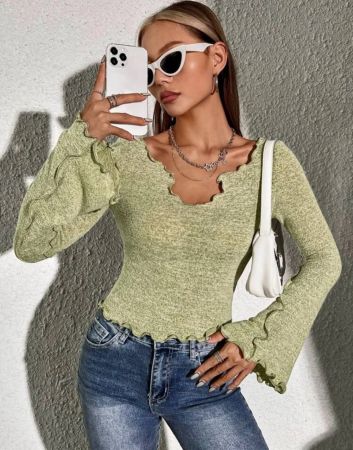 تي شيرت SHEIN EZwear بفتحة رقبة مدببة وأكمام على شكل بوق وحواف على شكل خس